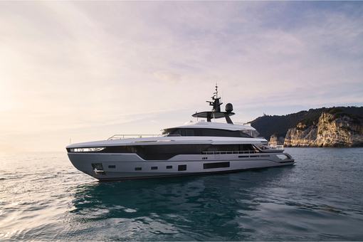 Azimut 38 Meter Trideck 125'5