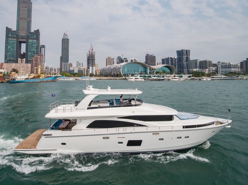 80' Johnson 2021 Flybridge Motor Yacht with Hydraulic Platform